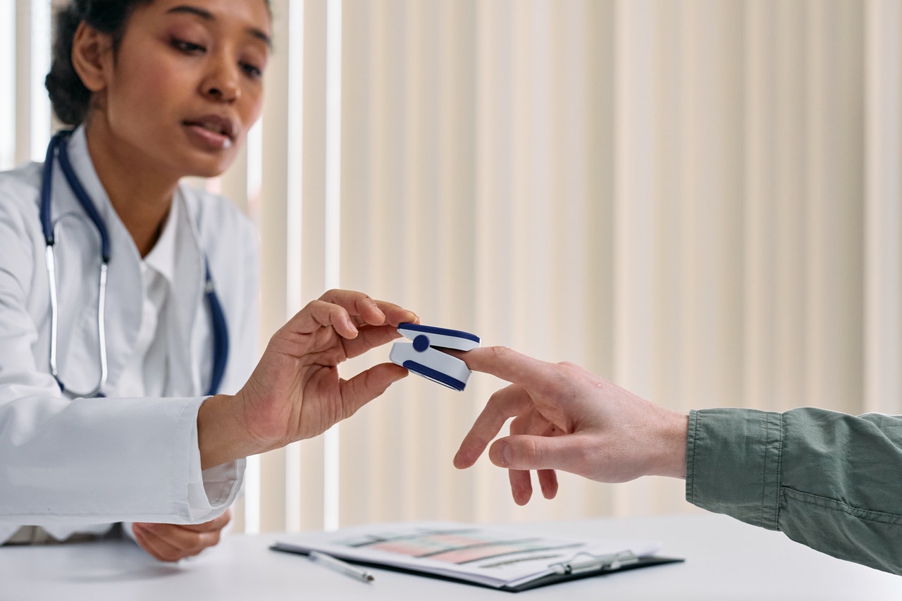 Medical Professional using pulse oximeter Malaysia to check blood oxygen levels